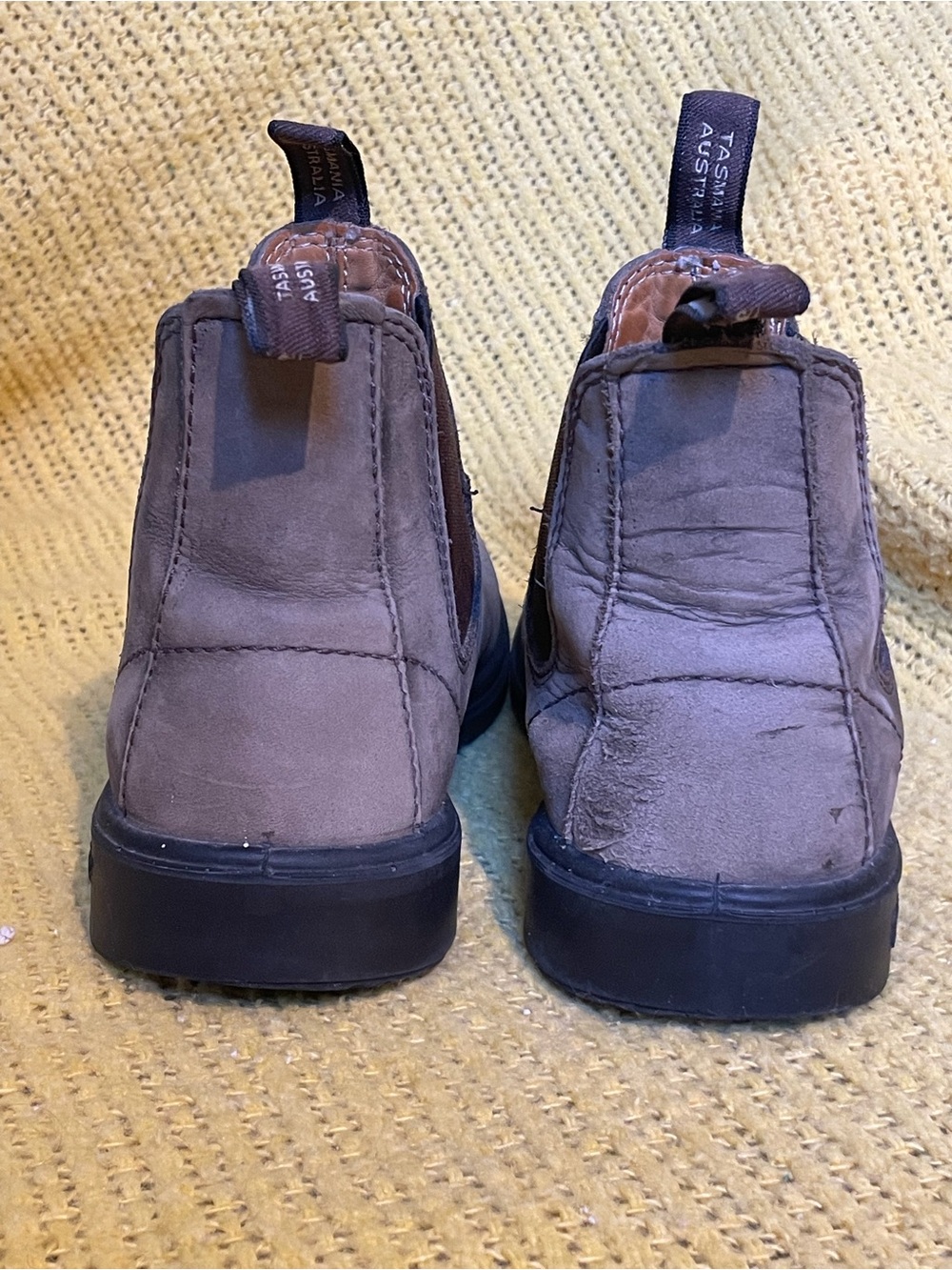 Blundstone Kids AUS 3 Chelsea Boot in Rustic Brown - Picture 4 of 7
